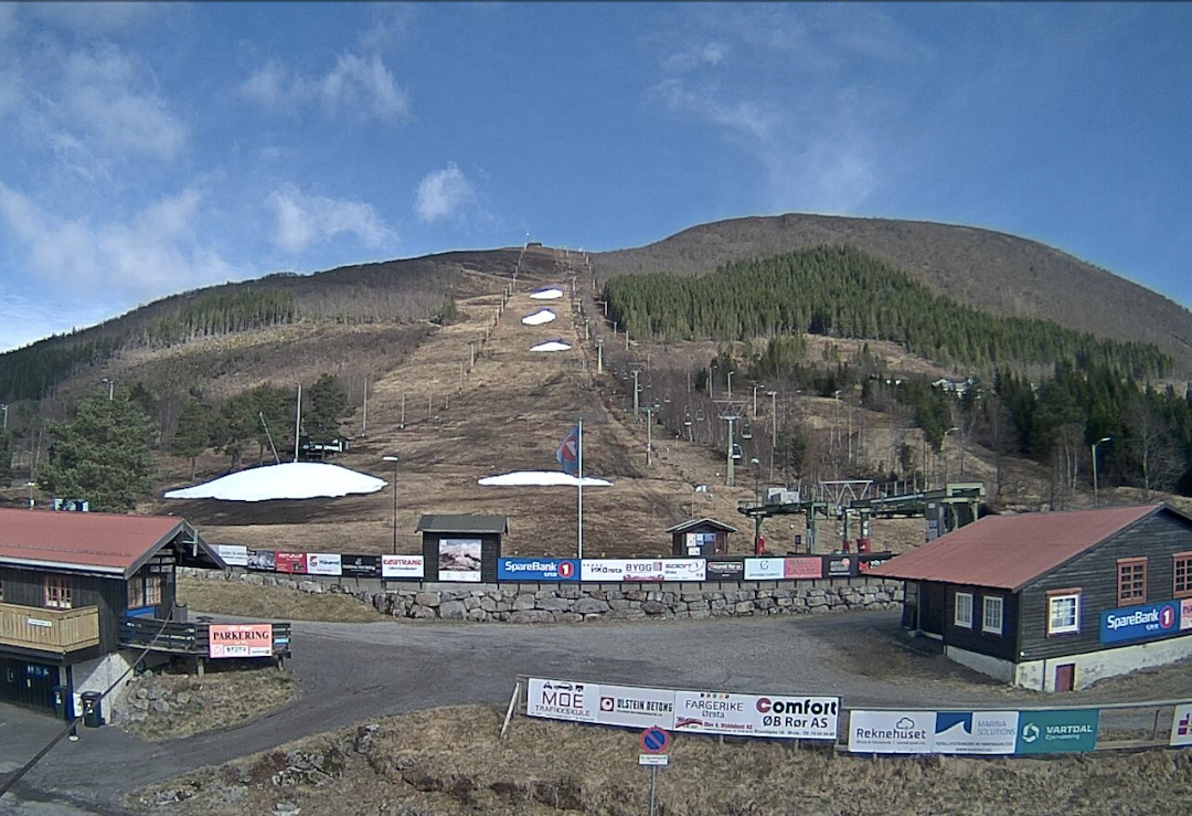 JOGGEFØRE: I Ørsta har de byttet ut skiene med joggesko, for slik ser det ut bare dager før påskeferien starter for mange. Webkamera: Ørsta skisenter Ørsta skisenter lite snø før påske