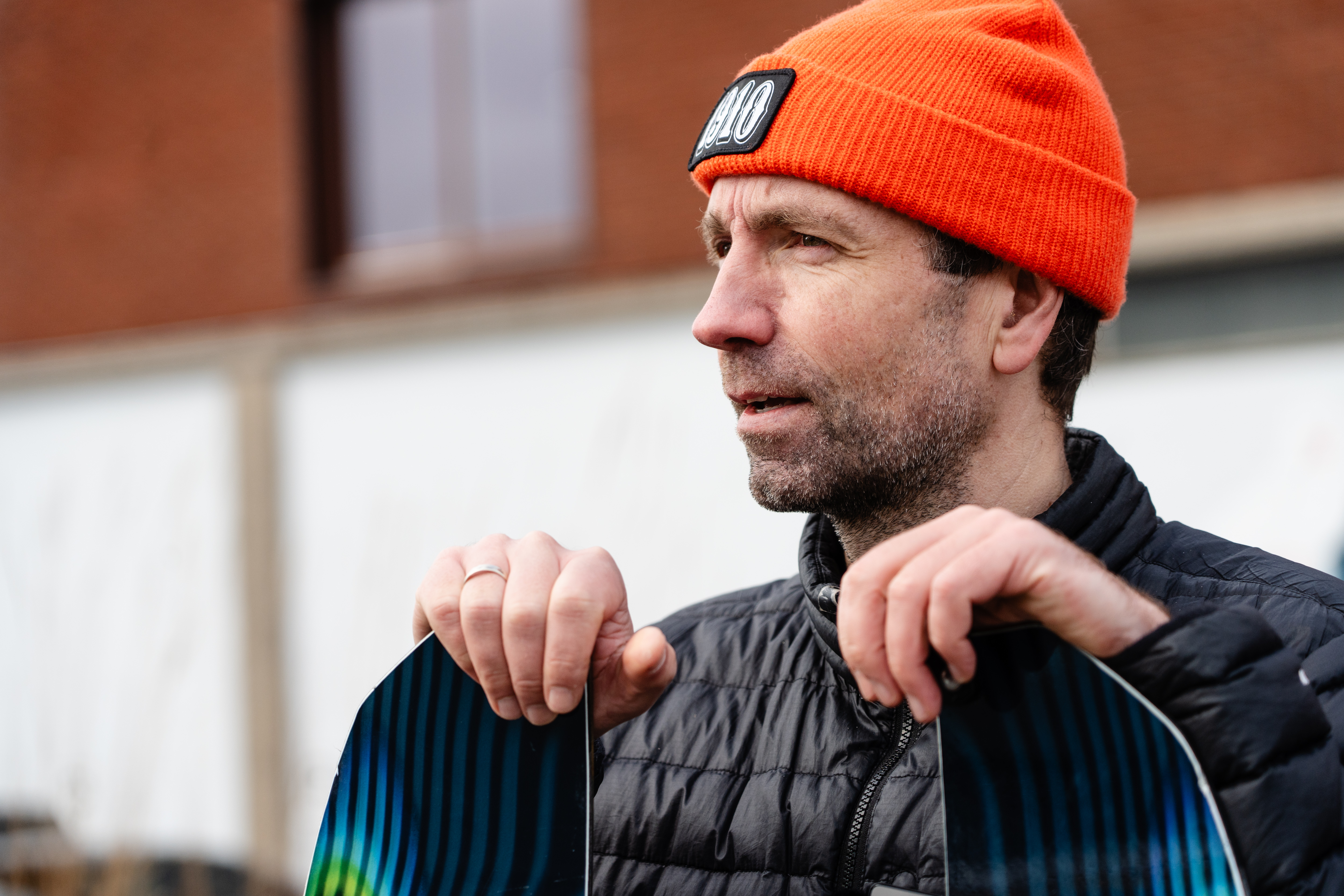 FORSKJELL: Simen Strandås hevder det er stor forskjell på vanlige snowboardstøvler og spesifikke støvler til splitboarding. Foto: Christian Nerdrum