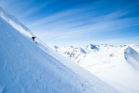 TRYGT OG SPEKTAKULÆRT: Midtre Høgvagltinden er lett tilgjengelig og temmelig spektakulær. Turen kan gås utenfor skredterreng hvis man ønsker. Her er amerikanske Dave Rosenbarger i aksjon. Arkivfoto: Christian Nerdrum skikjøring i spektakulære fjell