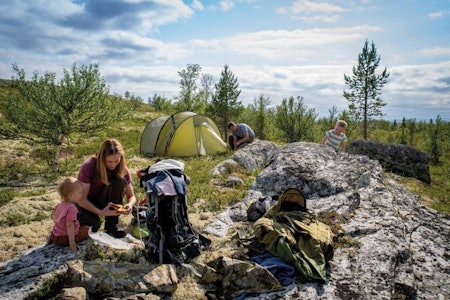 MED FAMILIEN: Nå kan du lære mer om teltlivet med Nina Volstad og Oliver Halvorsrød. Foto: Utenetter Utenetter