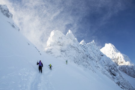 KONSEKVENSTENKING: Vindfull dag ved Stretet mot Kolåstinden i Sunnmørsalpane. Har disse skiløperene en Plan B? Foto: Håvard Myklebust KONSEKVENSTENKING: Vindfull dag ved Stretet mot Kolåstinden i Sunnmørsalpane. Har disse skiløperene en Plan B? Foto: Håvard Myklebust
