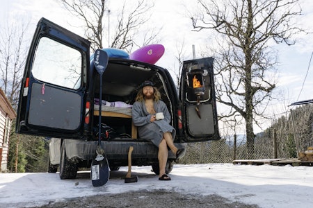 PEISKOS: Med fyr på peisen i bilen kan elvepadler Martin Vonheim kose seg med morgenkaffen i stuedøra. Bildet tok han sjøl. Foto: Martin Vonheim PEISKOS: Med fyr på peisen i bilen kan elvepadler Martin Vonheim kose seg med morgenkaffen i stuedøra. Bildet tok han sjøl. Foto: Martin Vonheim