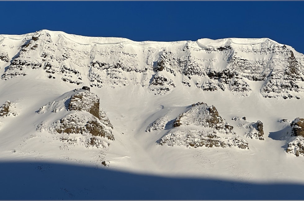 bratt fjell med snø