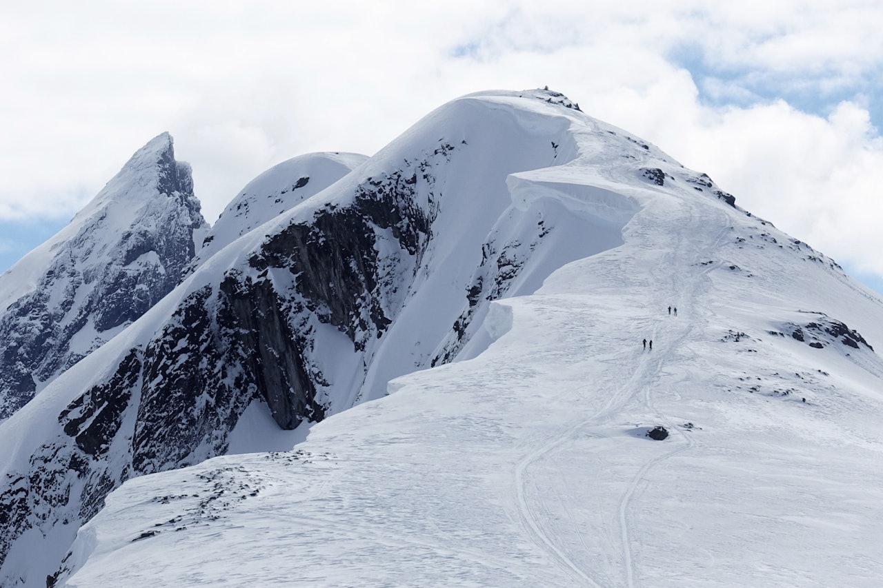 KLASSISK TUR MED SKAVL: Toppturen til Blånebba i Romsdal er veldig populær - og krever at du forholder deg til en stor snøskavl. Arkivfoto: Tore Meirik fjell med snøskavl