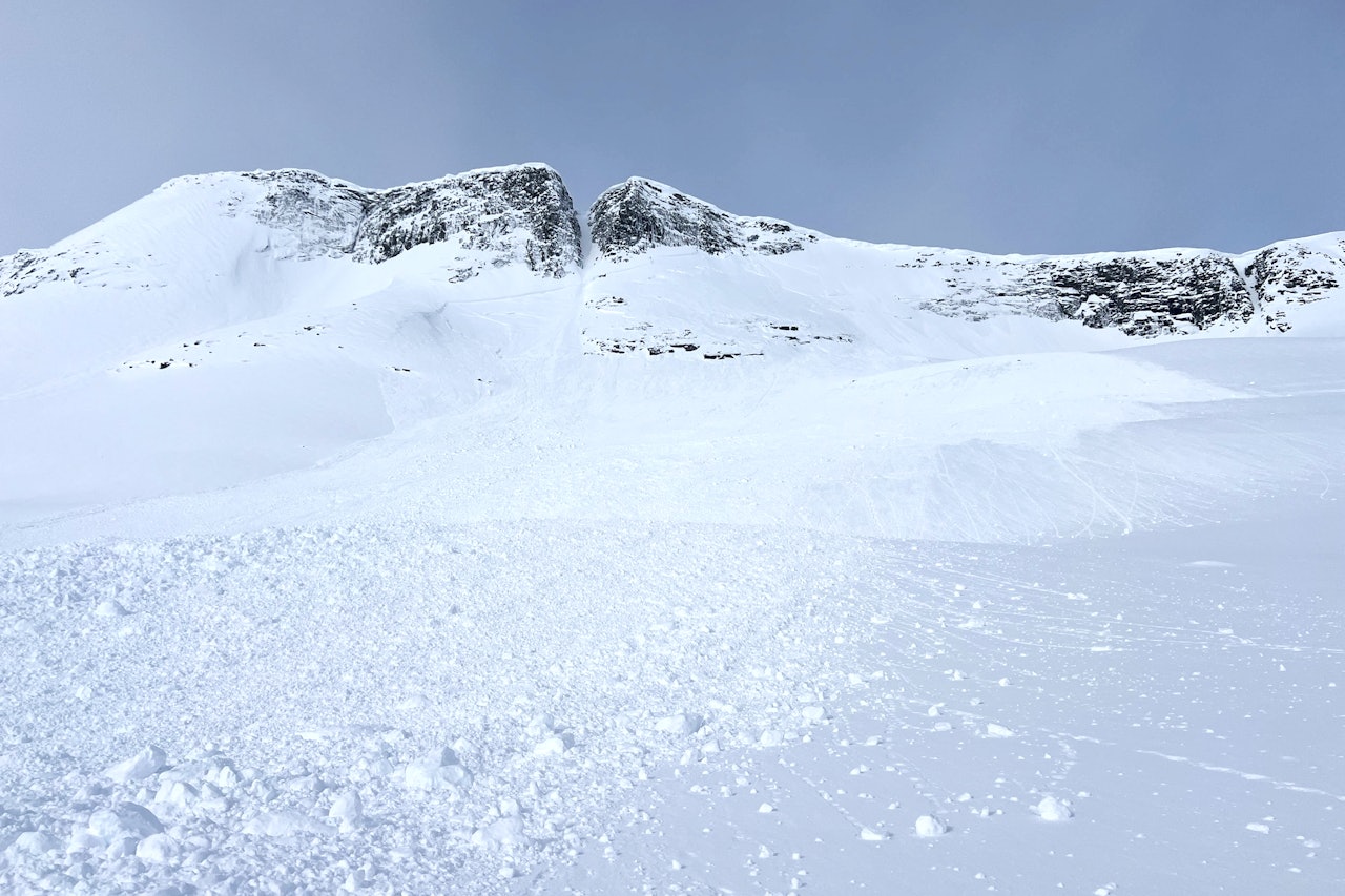 KOMBI-SKRED: Flakskred utløst av skavlbrudd i Ofoten tirsdag denne uka. Foto: Stian@wyssen/regobs snøskred og fjell