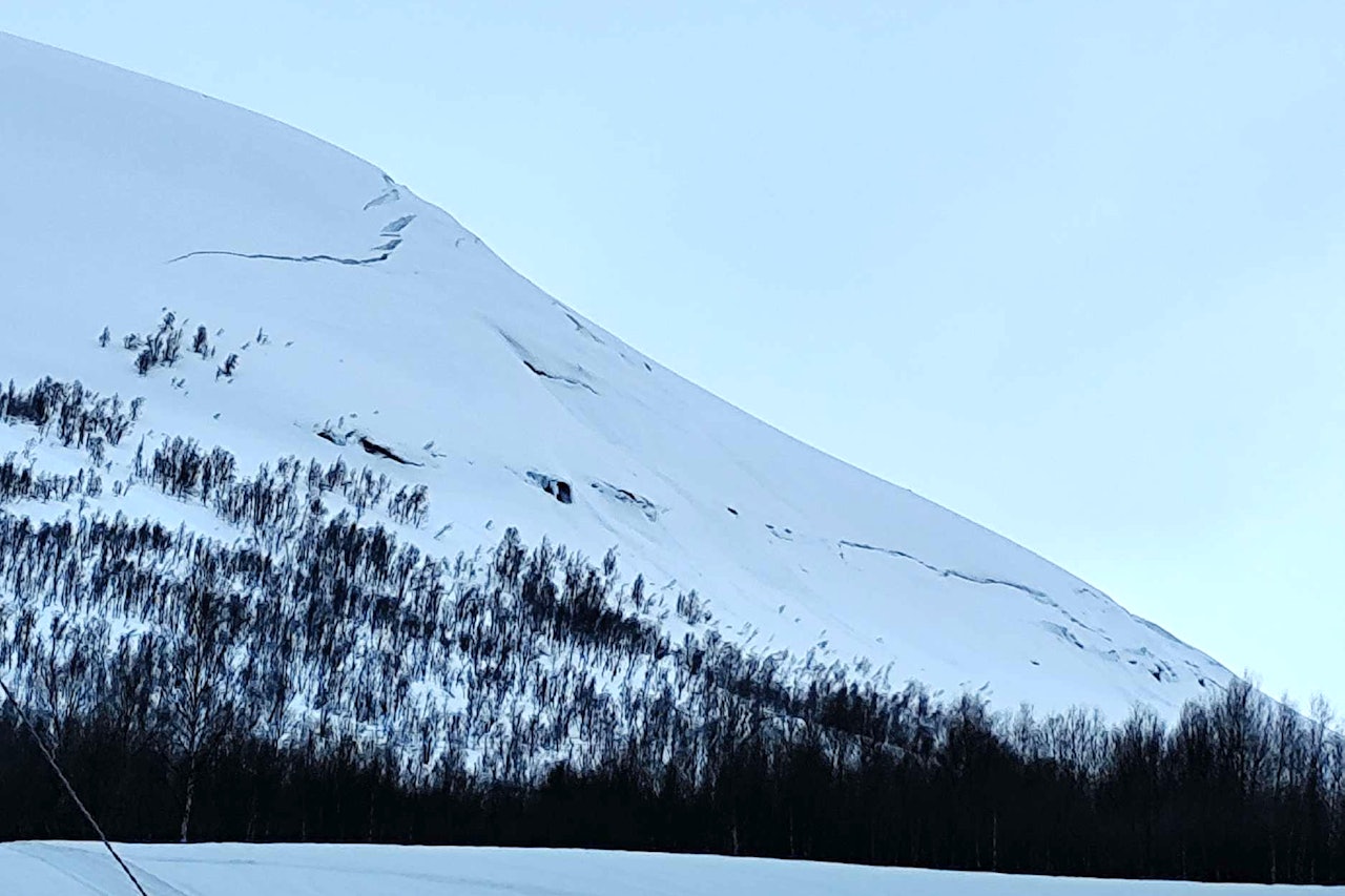 GLIDESPREKKER: Slike sprekker kan være starten på store skred. Dette er fra Bardu i Indre Troms 17. april. Foto: Kaj@obskorps/regobs fjell med sprekker i snøen