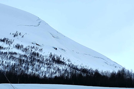 GLIDESPREKKER: Slike sprekker kan være starten på store skred. Dette er fra Bardu i Indre Troms 17. april. Foto: Kaj@obskorps/regobs fjell med sprekker i snøen