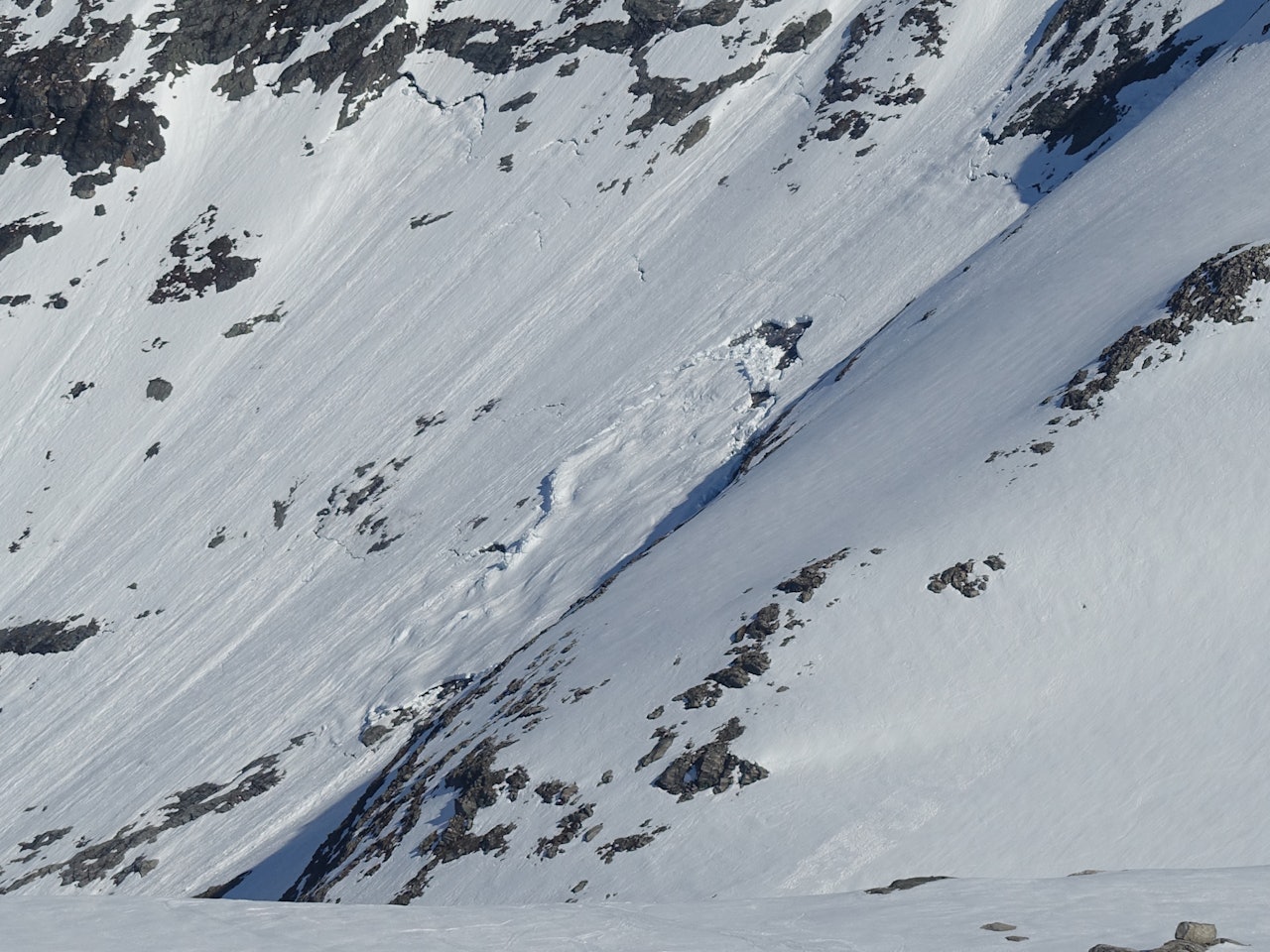 POTENT: En monumental klank med snø som er sekunder fra å skli utfor selv om faregraden var 1 da bildet ble tatt ved Nyheitinden i Romsdal søndag. Foto: Tore Meirik sprekker i snøen