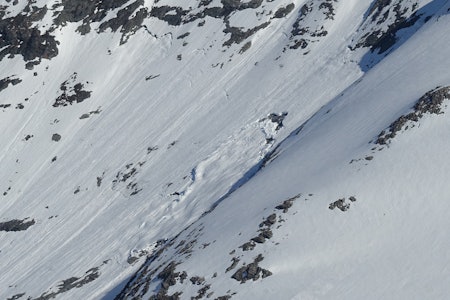 POTENT: En monumental klank med snø som er sekunder fra å skli utfor selv om faregraden var 1 da bildet ble tatt ved Nyheitinden i Romsdal søndag. Foto: Tore Meirik sprekker i snøen