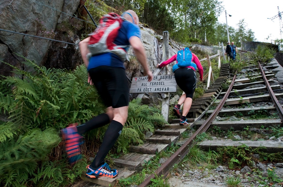 RETT OPP: Turistforeningen sin ansvarsfraskrivelse hindret ikke deltakere å gyve løs på den smale og etterhvert glatte tretrappen med full motivasjon. flørlitrappene