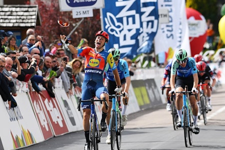 SÅNT GJØR MAN BARE IKKE: Giulio Ciccones signaturfeiring ble til slutt for mye for det internasjonale sykkelforbundet, UCI. Foto: Lidl-Trek/100percent. SÅNT GJØR MAN BARE IKKE: Giulio Ciccones signaturfeiring ble til slutt for mye for det internasjonale sykkelforbundet, UCI. Foto: Lidl-Trek/100percent.