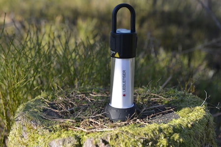 MULTIFUNKSJONELL: Led Lenser ML6 er teltlykt og powerbank i én og samme pakke. Foto: Egill Danielsen test av ledlenser ML6