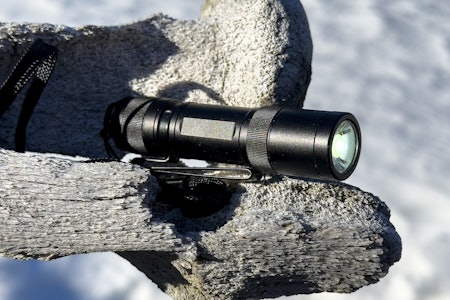 HENDIG: Fenix E12 V3.0 er ei lommelykt i ordets rette forstand: Denne går rett i lomma på olabuksa eller jaktjakken uten at du behøver å tenke på vekt eller volum. HENDIG: Fenix E12 V3.0 er ei lommelykt i ordets rette forstand: Denne går rett i lomma på olabuksa eller jaktjakken uten at du behøver å tenke på vekt eller volum.
