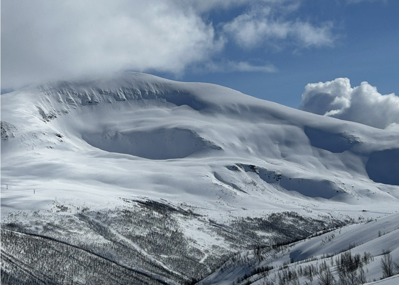 VINTERLIG: Tromsdalstinden står fortsatt i vinterdrakt. Ill.foto: torben@obskorps VINTERLIG: Tromsdalstinden står fortsatt i vinterdrakt. Ill.foto: torben@obskorps