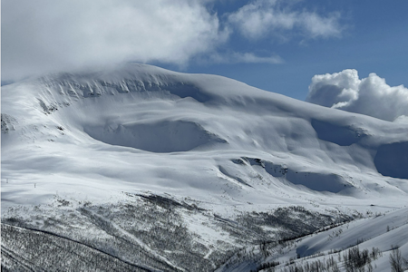 VINTERLIG: Tromsdalstinden står fortsatt i vinterdrakt. Ill.foto: torben@obskorps VINTERLIG: Tromsdalstinden står fortsatt i vinterdrakt. Ill.foto: torben@obskorps