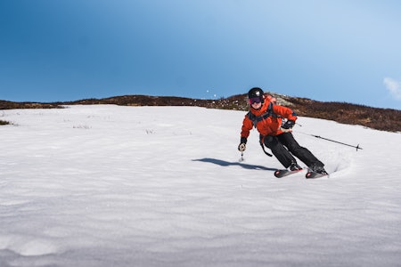 SKIFØRE: Ida Gunleiksrud koser seg med sløsj i Tyin/Filefjell alpinsenter denne uka. Foto: Sigurd Ekeli Grimsby jente som kjører ski