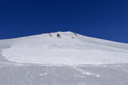 SKREDTATT: Skred på Rasmustinden 21. april, der 3 personer ble tatt av dette skredet. Ingen ble skadet. Foto: JonKanon / regobs.no SKREDTATT: Skred på Rasmustinden 21. april, der 3 personer ble tatt av dette skredet. Ingen ble skadet. Foto: JonKanon / regobs.no