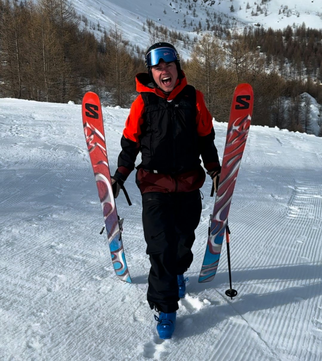 Mathiesen var mildt sagt fornøyd med runnet sitt i Ubaye. Foto: privat. Tobias Mathiesen ski i hendene i skibakken