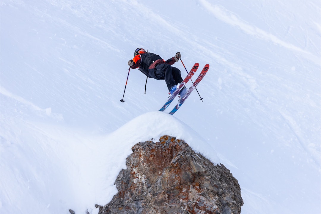 Det er ikke alltid like lett å holde hodet kaldt når man kjører nedover en bratt fjellside. Foto: PBC Le Studio Tobias Mathiesen på ski ned en bratt fjellside