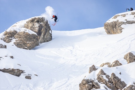 Tobias Mathiesen kjemper om poeng i kvalifiseringsrunder i Freeride World Tour. Her iP Ubaye, Frankrike. Foto: PBC Le Studio. Tobias Mathiesen midt i et hopp på ski ned en fjellside