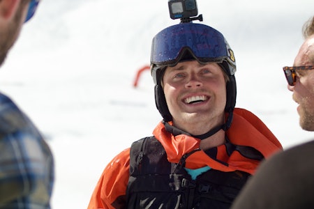 CHAMPION: Mathiesen klarte ikke annet enn å smile da han ble møtt av kamerater i mål. Foto: Fredrik Ouren Jostad Tobias Mathiesen vant RFC 2025