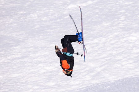 HARD KONKURRANSE: Flere kastet seg opp ned for å kjempe om pallplasser i prestisjekonkurransen. Foto: Espen Mills Tobias Mathiesen tar backflip under Røldal Freeride Challenge 2025