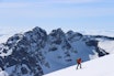 SNØRIKE PLATÅER: Turen fra Rasletind til Vestre Kalvehøgde er ikke særlig komplisert, men utsikten blir raskt spektakulær. Fredrick Havre er ute og nyter dagen. Foto: Gjendine Eidslott. SNØRIKE PLATÅER: Turen fra Rasletind til Vestre Kalvehøgde er ikke særlig komplisert, men utsikten blir raskt spektakulær. Fredrick Havre er ute og nyter dagen. Foto: Gjendine Eidslott.