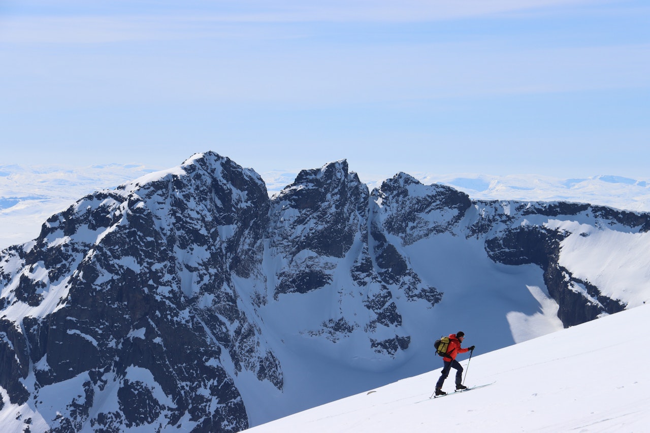 SNØRIKE PLATÅER: Turen fra Rasletind til Vestre Kalvehøgde er ikke særlig komplisert, men utsikten blir raskt spektakulær. Fredrick Havre er ute og nyter dagen. Foto: Gjendine Eidslott. SNØRIKE PLATÅER: Turen fra Rasletind til Vestre Kalvehøgde er ikke særlig komplisert, men utsikten blir raskt spektakulær. Fredrick Havre er ute og nyter dagen. Foto: Gjendine Eidslott.