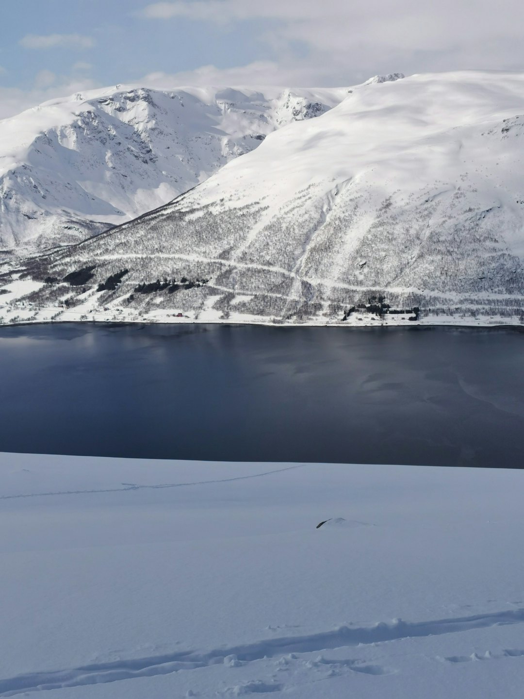 HVIT NED TIL FJÆRA: Det ligger an til å bli en fantastisk renndag for Langfjordrennet på torsdag. HVIT NED TIL FJÆRA: Det ligger an til å bli en fantastisk renndag for Langfjordrennet på torsdag.