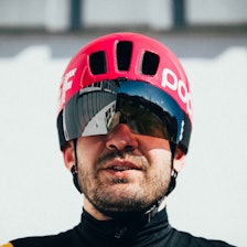 BLIR FORBUDT: Poc Procen Air kan du ikke bruke i ritt neste år. Foto: Kristoffer H. Kippernes mann med rosa hjelm med stort visir