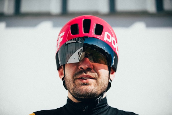 BLIR FORBUDT: Poc Procen Air kan du ikke bruke i ritt neste år. Foto: Kristoffer H. Kippernes mann med rosa hjelm med stort visir