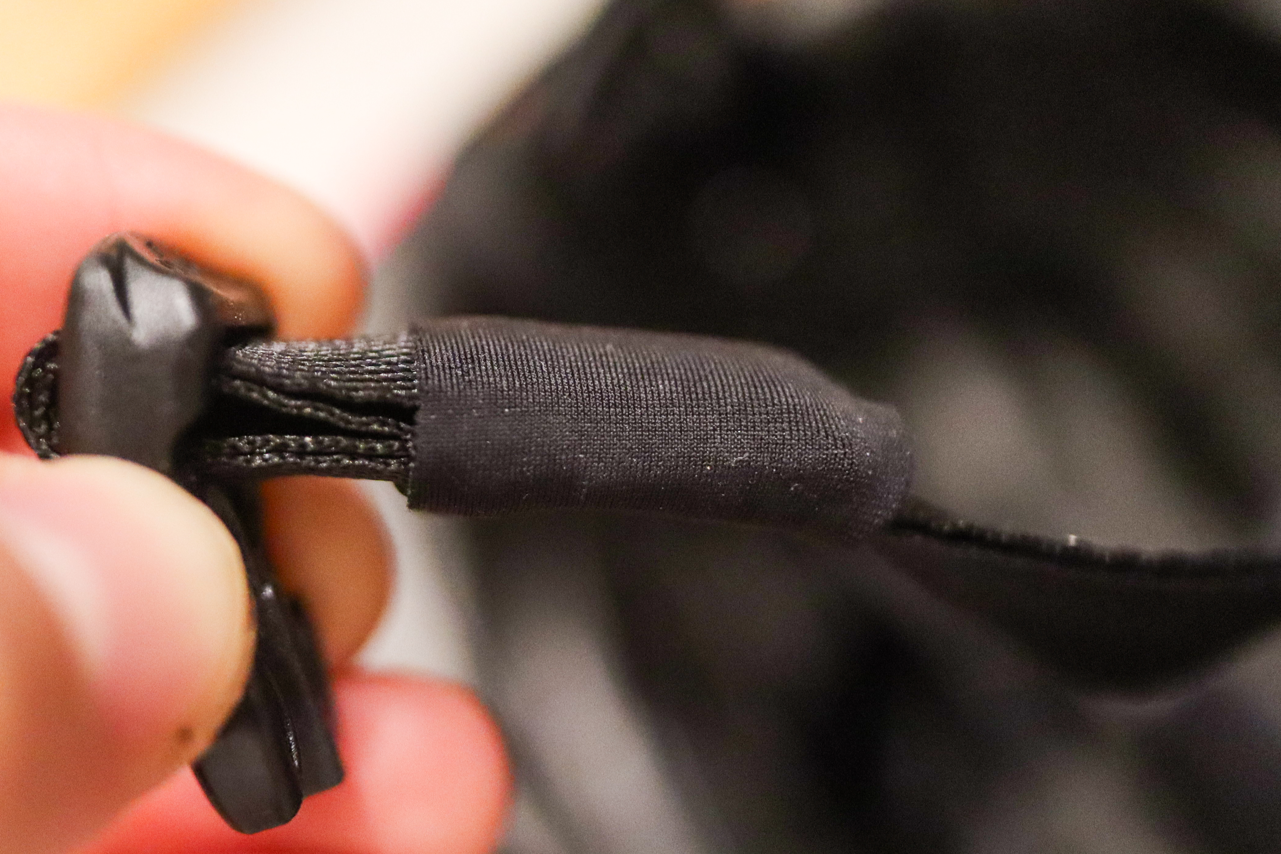 DETAILS: Denne hetta er en detalj vi liker, så du slipper blafrende hjelmstropp. Foto: Knut Andreas Lone