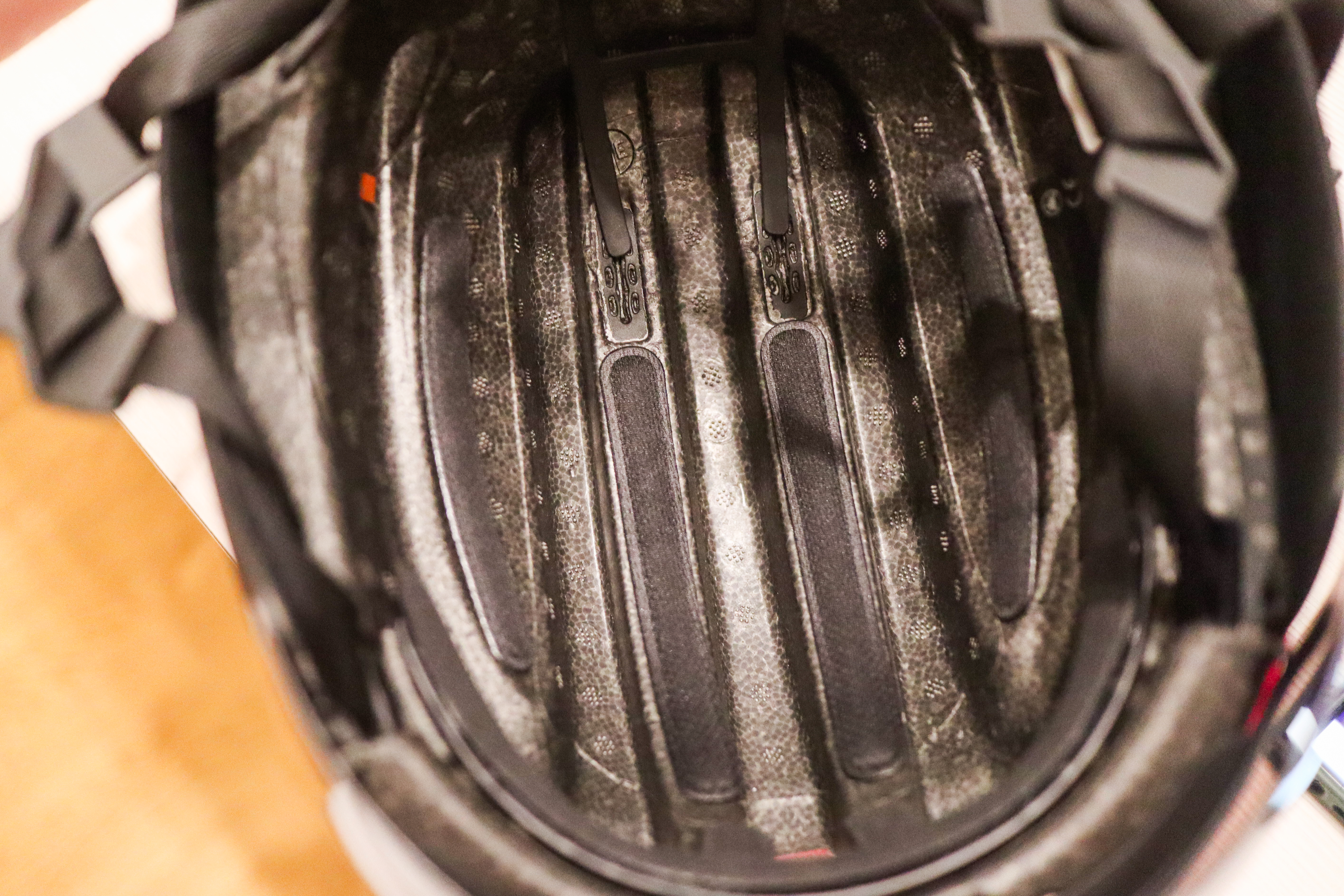 DYPE KANALER: Som hjelper godt for å dra luftstrømmen gjennom hjelmen. Foto: Knut Andreas Lone