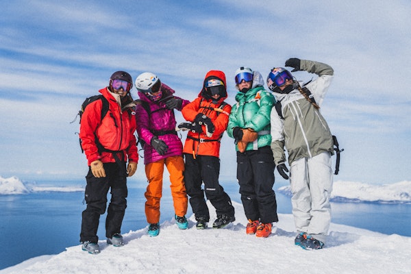 STEMNING: Dette bildet oppsummerer godt hvordan skistjernene har hatt det under filminnspillingen. Foto: Simon Sjökvist STEMNING: Dette bildet oppsummerer godt hvordan skistjernene har hatt det under filminnspillingen. Foto: Simon Sjökvist