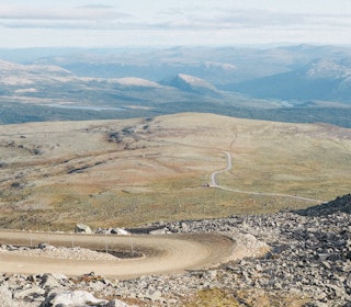VEIEN OPP: Åpent landskap, grus og serpentinere: Veien opp til Tronfjell er spektakulær og krevende. Foto: Lars K. Flem VEIEN OPP: Åpent landskap, grus og serpentinere: Veien opp til Tronfjell er spektakulær og krevende. Foto: Lars K. Flem