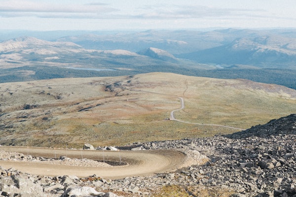 VEIEN OPP: Åpent landskap, grus og serpentinere: Veien opp til Tronfjell er spektakulær og krevende. Foto: Lars K. Flem VEIEN OPP: Åpent landskap, grus og serpentinere: Veien opp til Tronfjell er spektakulær og krevende. Foto: Lars K. Flem
