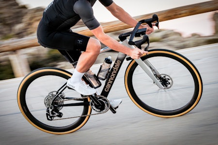 RACER TIL ALT: Med 48 mm dekklaring kan Synapse definitivt brukes til både asfalt og grus. Foto: Cannondale. RACER TIL ALT: Med 48 mm dekklaring kan Synapse definitivt brukes til både asfalt og grus. Foto: Cannondale.