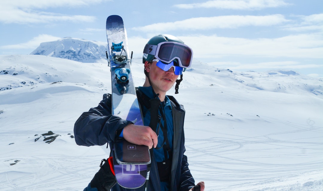 YPPA SEG MOT VERDENSELITEN: Seksten år gamle Sivert Uttakleiv fra Harstad imponerte stort i torsdagens nordiske mesterskap i frikjøring. Foto: Lars Andre Uttakleiv kar med ski på skuldra