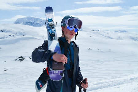 YPPA SEG MOT VERDENSELITEN: Seksten år gamle Sivert Uttakleiv fra Harstad imponerte stort i torsdagens nordiske mesterskap i frikjøring. Foto: Lars Andre Uttakleiv kar med ski på skuldra