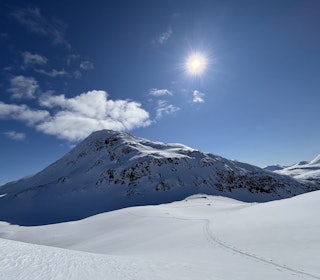 VINTER I NORD: Fortsatt bra skiføre og vinterlige forhold noen steder i fjellet. Her fra Nordreisa i Nord-Troms torsdag 8. mai. Foto: StigR@obskorps fjell med snø