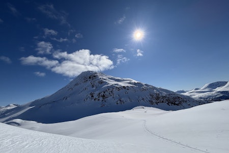 VINTER I NORD: Fortsatt bra skiføre og vinterlige forhold noen steder i fjellet. Her fra Nordreisa i Nord-Troms torsdag 8. mai. Foto: StigR@obskorps fjell med snø