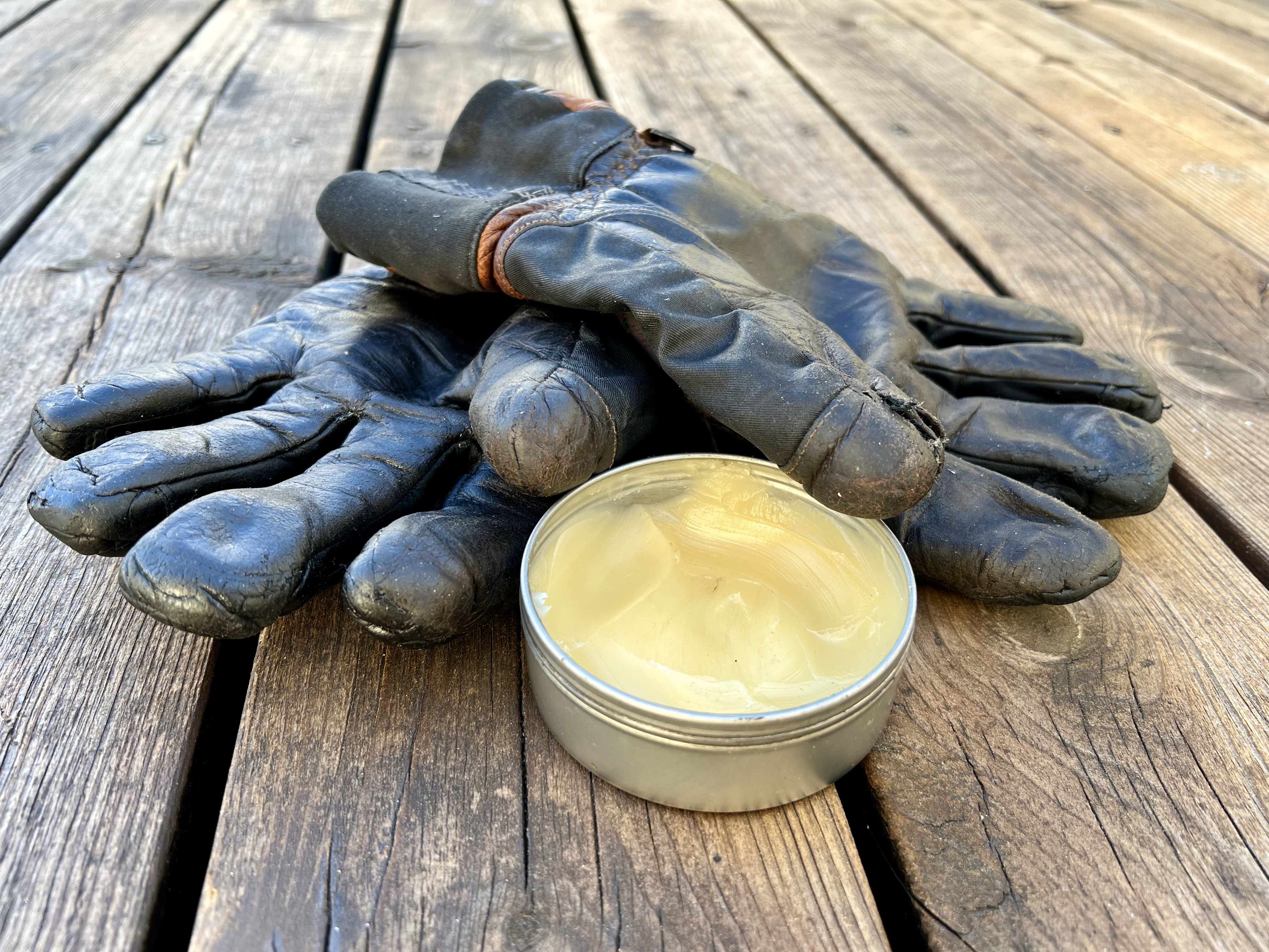 HANSKEFETT: Skinnhansker behandles med skinnbalsam. Med jevnlig behandling lever de i mange år. Foto: Kenneth Erlandsen