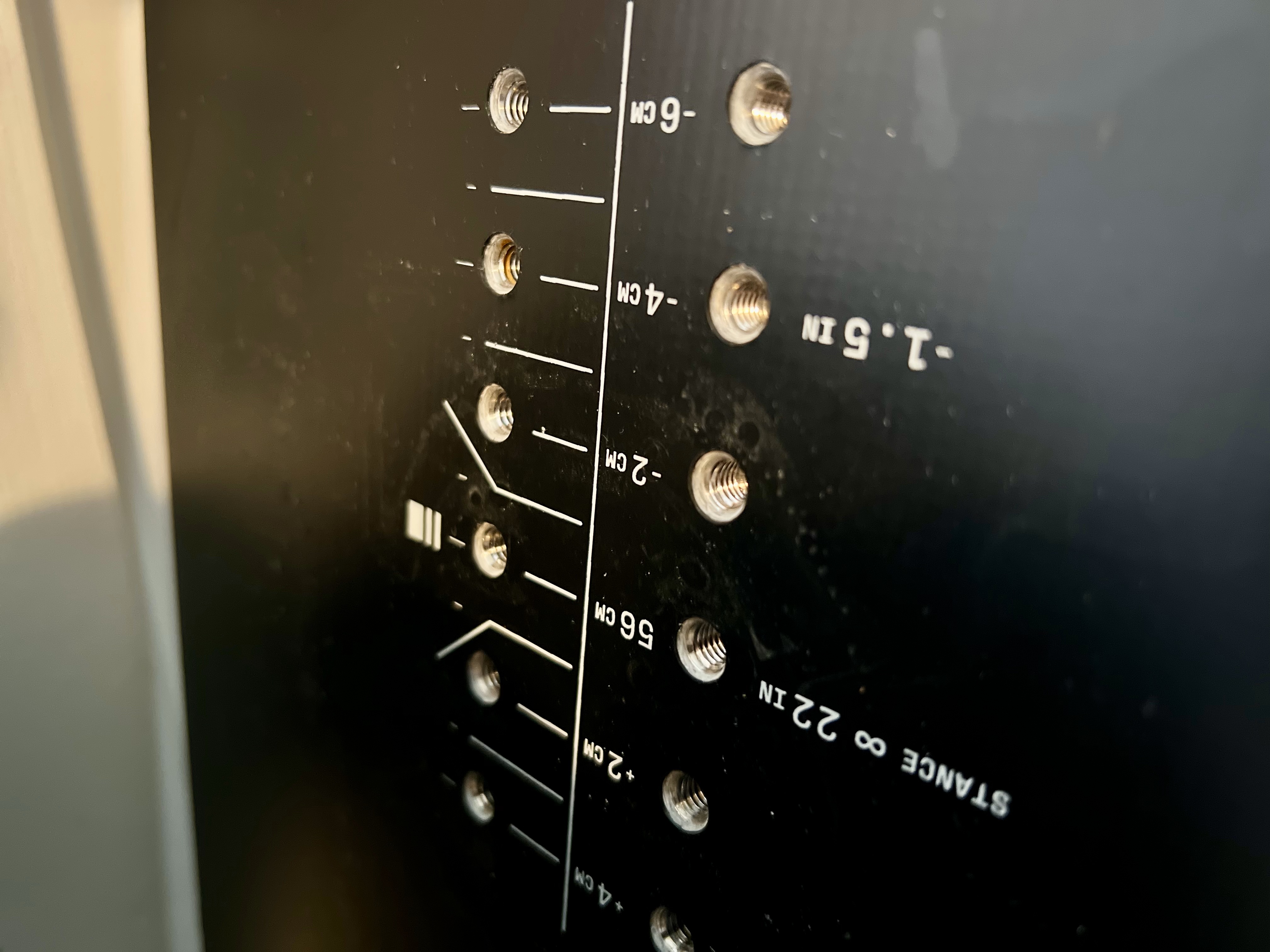 FUKTFELLE: Inserts kan holde lenge på fukt når skruene og bindingene sitter på. Ta av bindinger ved sesongslutt, og tørk utstyret godt. Foto: Kenneth Erlandsen