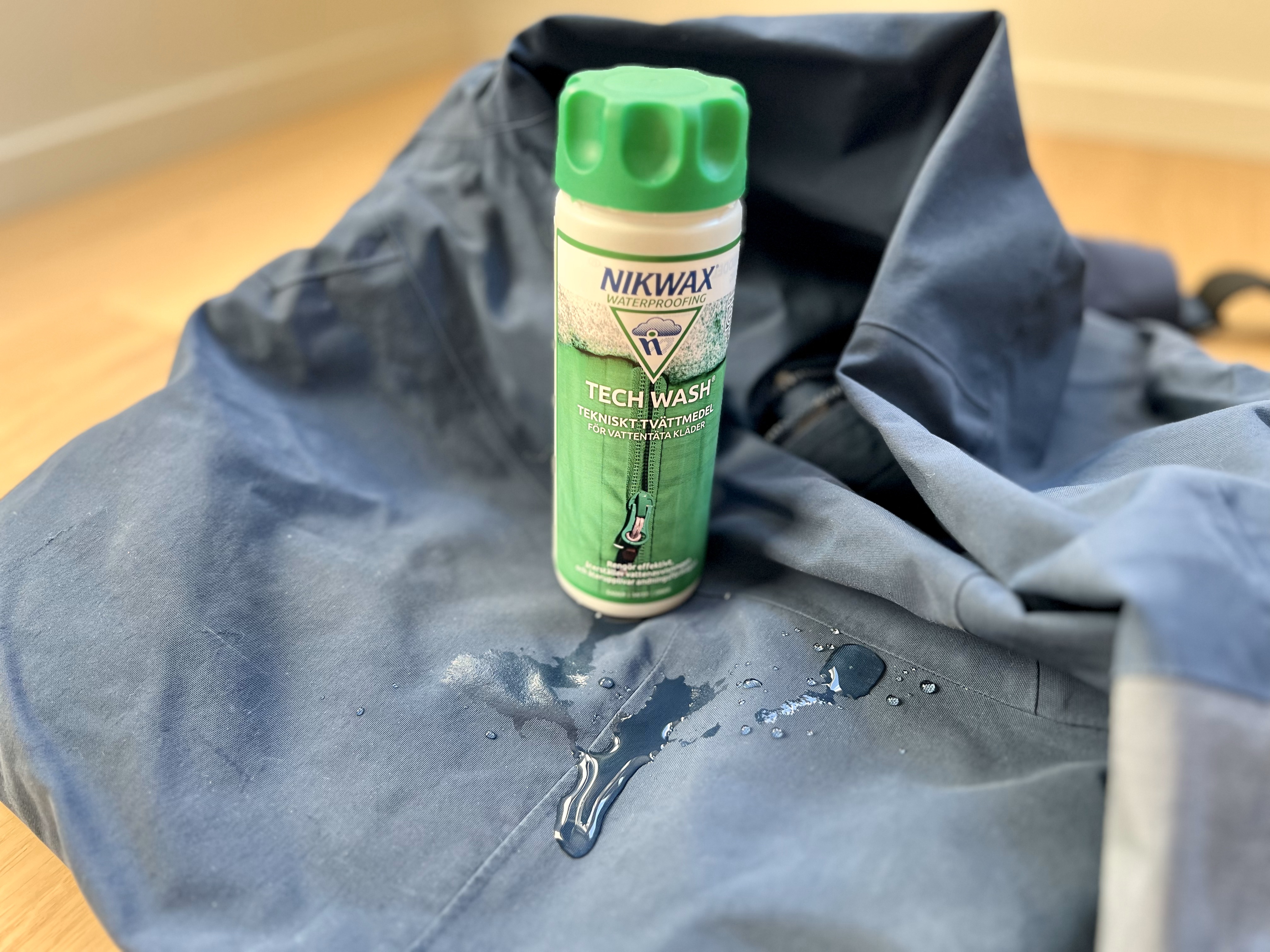 SKALLVASK: Skallbekledning bør behandles jevnlig for optimal funksjon. Gjør det til vane å vaske og impregnere ytterklærne ved sesongslutt. Foto: Kenneth Erlandsen