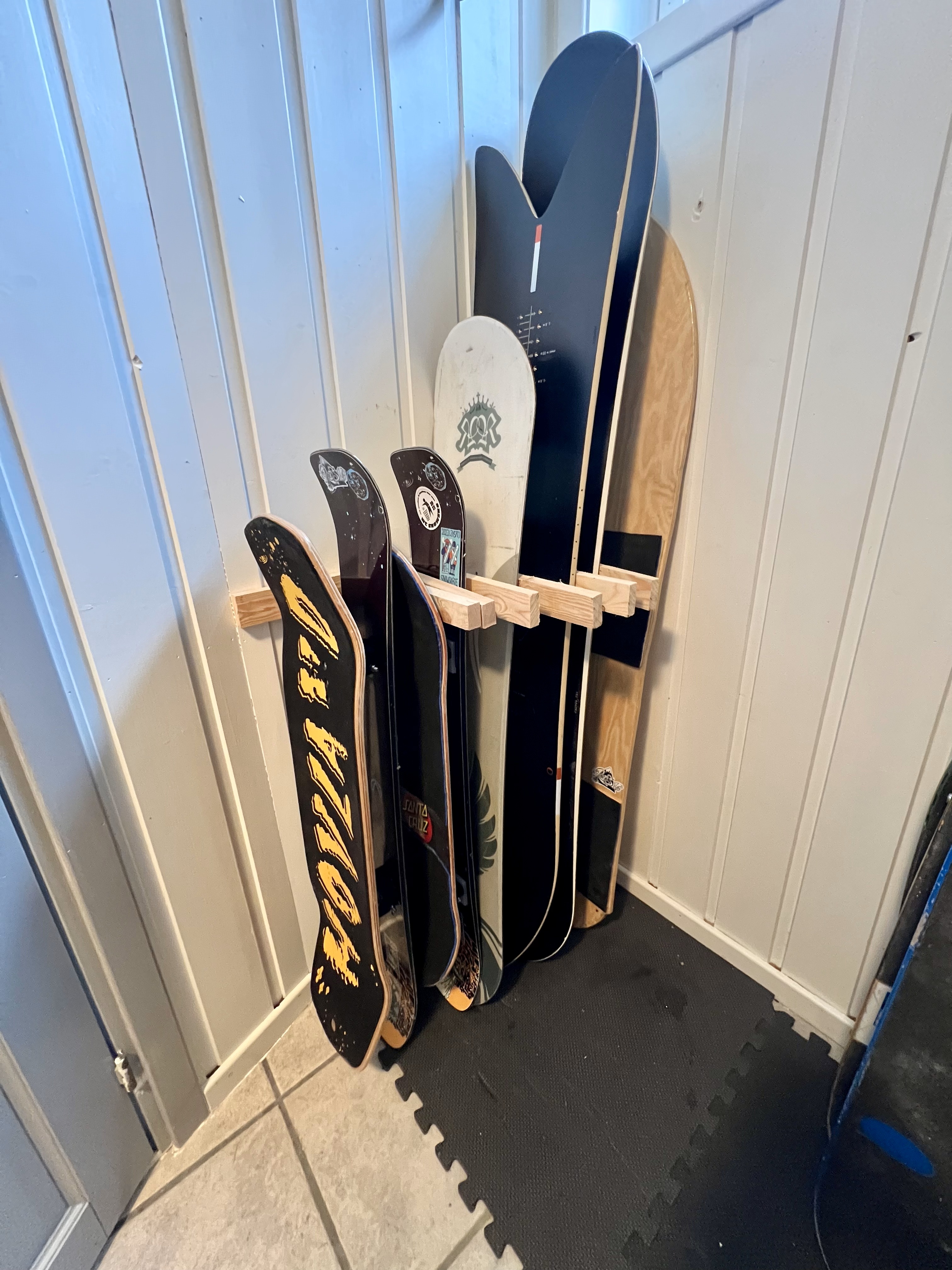 LITT PÅ SKRÅ: Snowboard bør lagres stående med litt vinkel, for ikke å miste spenn. Gummimatte sikrer brettene mot fukt og skade. Foto Kenneth Erlandsen