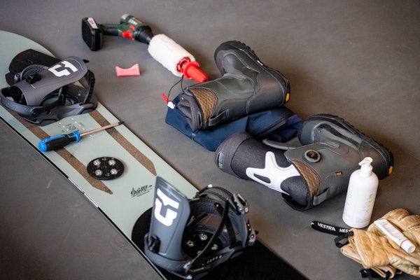 GJØR KLART FOR SOMMEREN: Riktig lagring av snowboardutstyr forlenger levetiden og gjør deg klar til neste sesong uten overraskelser. snowboardutstyr lagt ut over et gulv