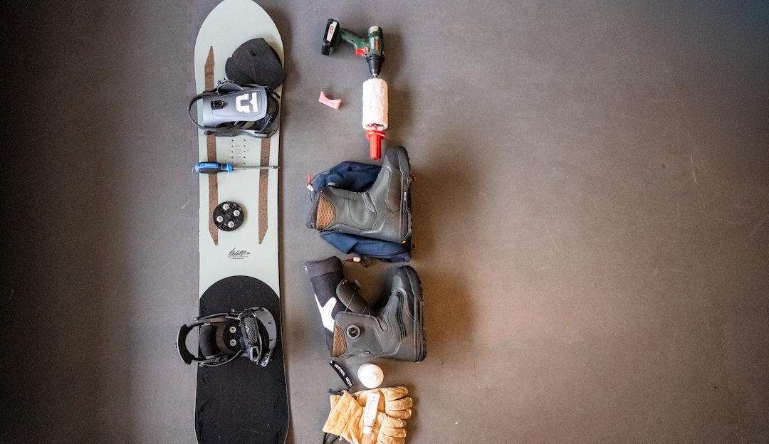 GJØR KLART FOR SOMMEREN: Riktig lagring av snowboardutstyr forlenger levetiden og gjør deg klar til neste sesong uten overraskelser. snowboardutstyr lagt ut over et gulv