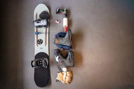 GJØR KLART FOR SOMMEREN: Riktig lagring av snowboardutstyr forlenger levetiden og gjør deg klar til neste sesong uten overraskelser. snowboardutstyr lagt ut over et gulv