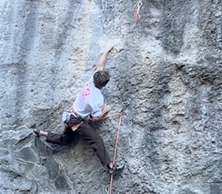 Leo Bøe under bestigningen. Foto: Skjermbilde fra Youtube mann klatrer sportsklatring på konglomeratfjell