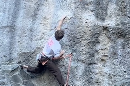 Leo Bøe under bestigningen. Foto: Skjermbilde fra Youtube mann klatrer sportsklatring på konglomeratfjell